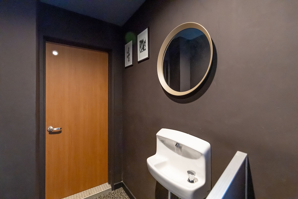 別荘 バスルームのシンク1 | 白浜ホワイト ビーチ ハウス