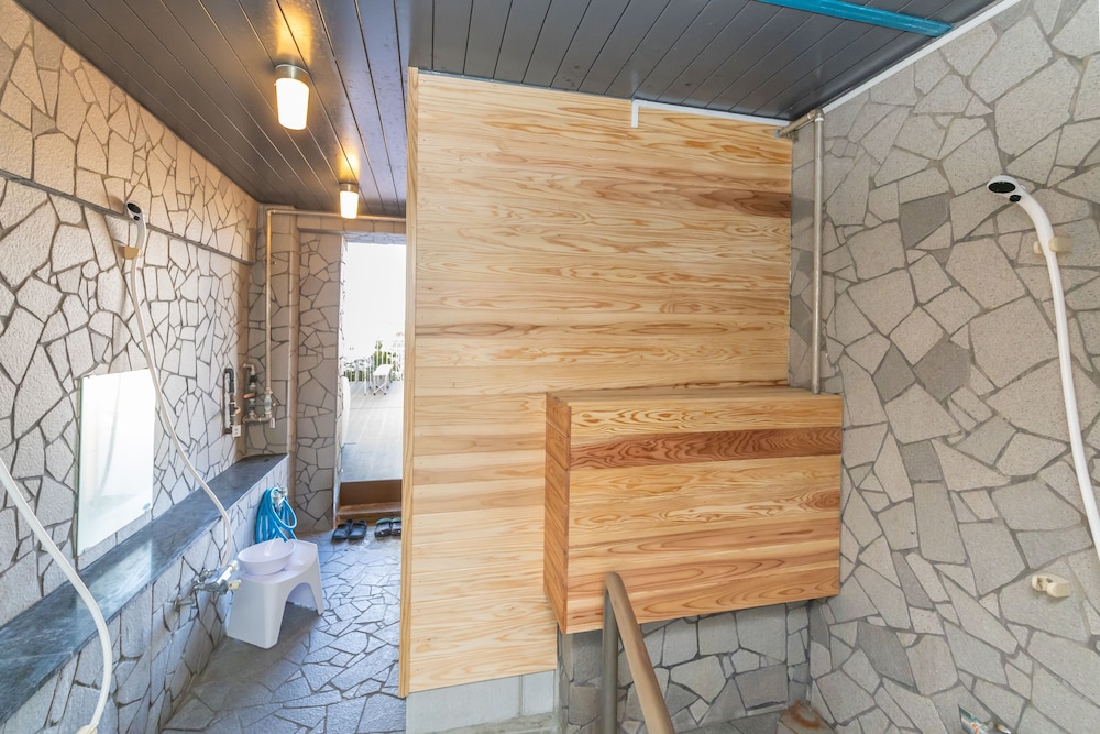 別荘 バスルームのシャワー2 | 白浜ホワイト ビーチ ハウス