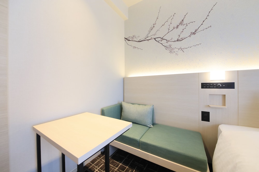 スーペリアシングル リビング エリア0 | ホテル八重の翠東京