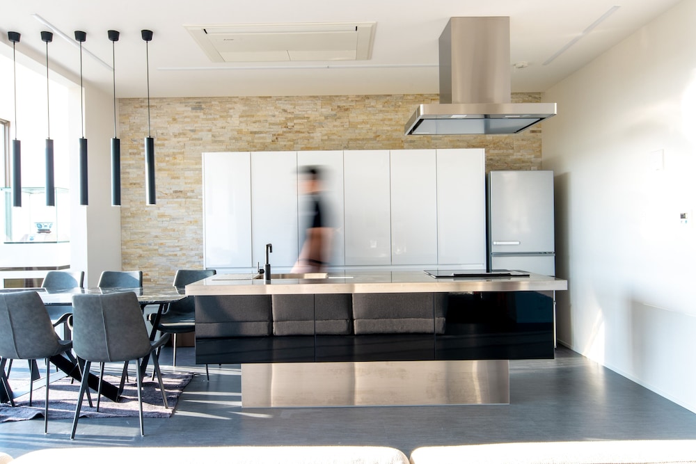 ラグジュアリー ヴィラ リビング エリア0 | Luxury Hillside Villa with Sea Views