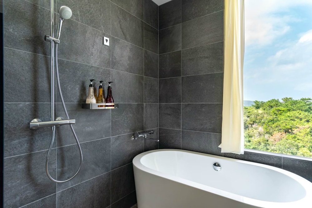 一棟貸し バスルーム2 | Luxury Hillside Villa with Sea Views