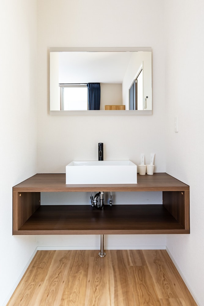 ラグジュアリー ヴィラ バスルームのシンク1 | Luxury Hillside Villa with Sea Views