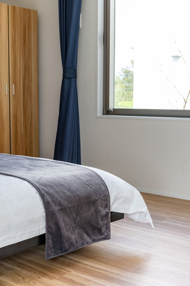 ラグジュアリー ヴィラ 客室1 | Luxury Hillside Villa with Sea Views