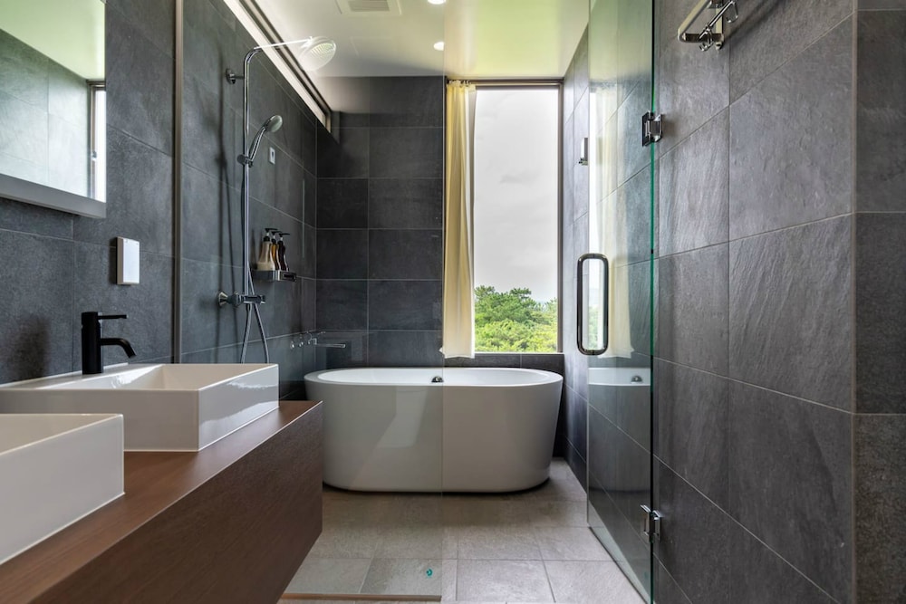 一棟貸し バスルーム1 | Luxury Hillside Villa with Sea Views