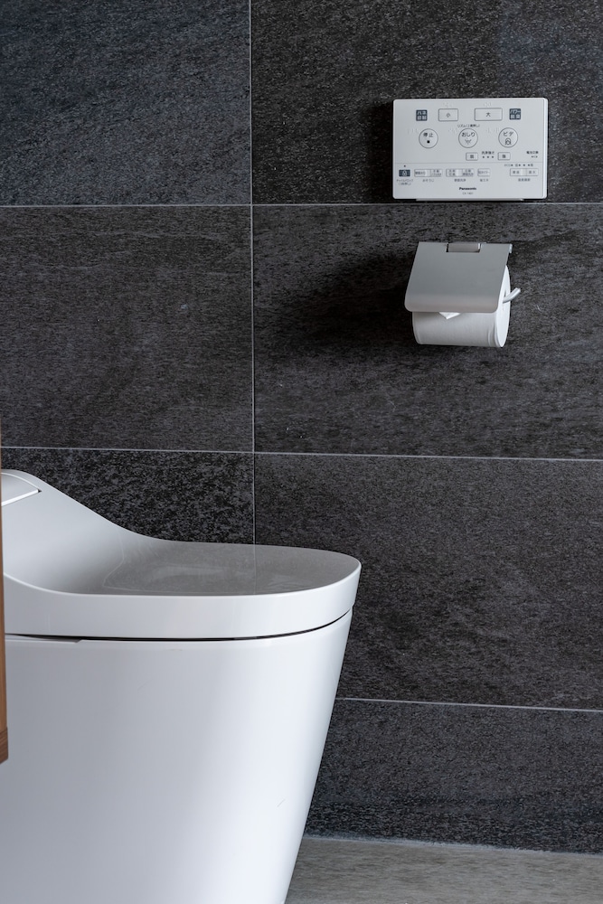 ラグジュアリー ヴィラ バスルーム1 | Luxury Hillside Villa with Sea Views