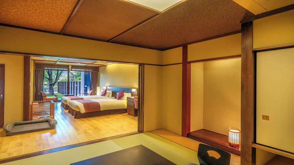 [ドッグフレンドリールーム] プライベートドッグラン付きデラックススイート（バス付） 客室1 | 亀の井ホテル 青梅