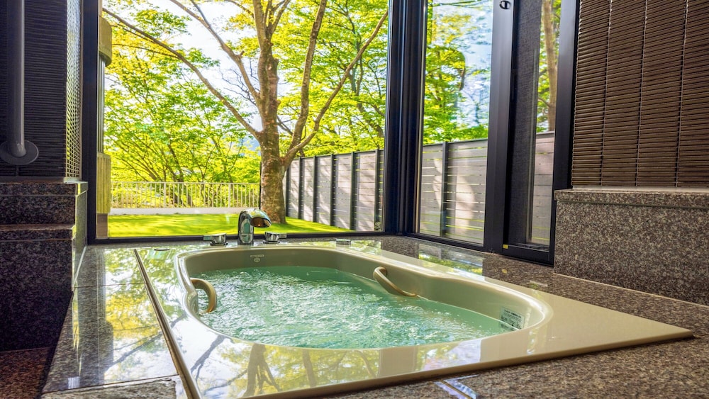 [ドッグフレンドリールーム] プライベートドッグラン付きデラックススイート（バス付） バスルーム0 | 亀の井ホテル 青梅