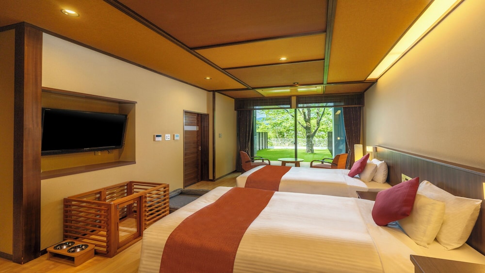 [ドッグフレンドリールーム] プライベートドッグラン付きデラックススイート（バス付） | 亀の井ホテル 青梅