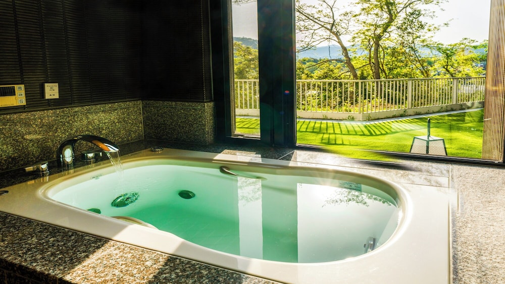 [ドッグフレンドリールーム] バリアフリー対応プライベートドッグラン付きデラックススイート（バス付） バスルーム0 | 亀の井ホテル 青梅