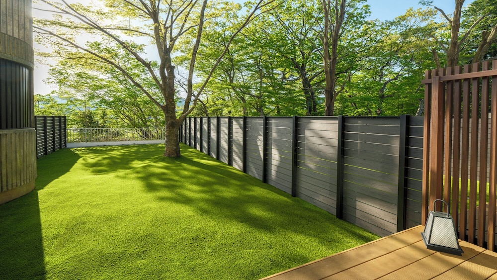 [ドッグフレンドリールーム] プライベートドッグラン付きデラックススイート（バス付） 客室2 | 亀の井ホテル 青梅