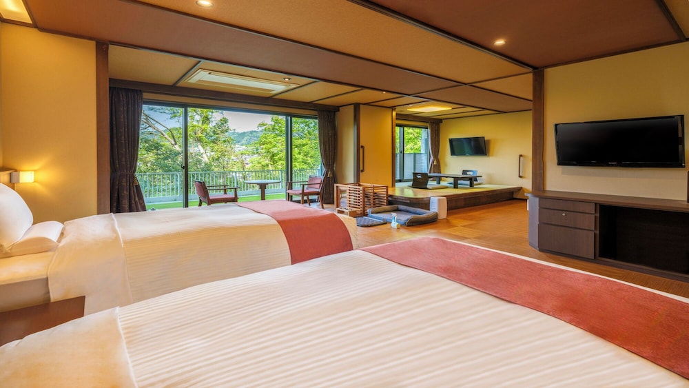 [ドッグフレンドリールーム] バリアフリー対応プライベートドッグラン付きデラックススイート（バス付） | 亀の井ホテル 青梅