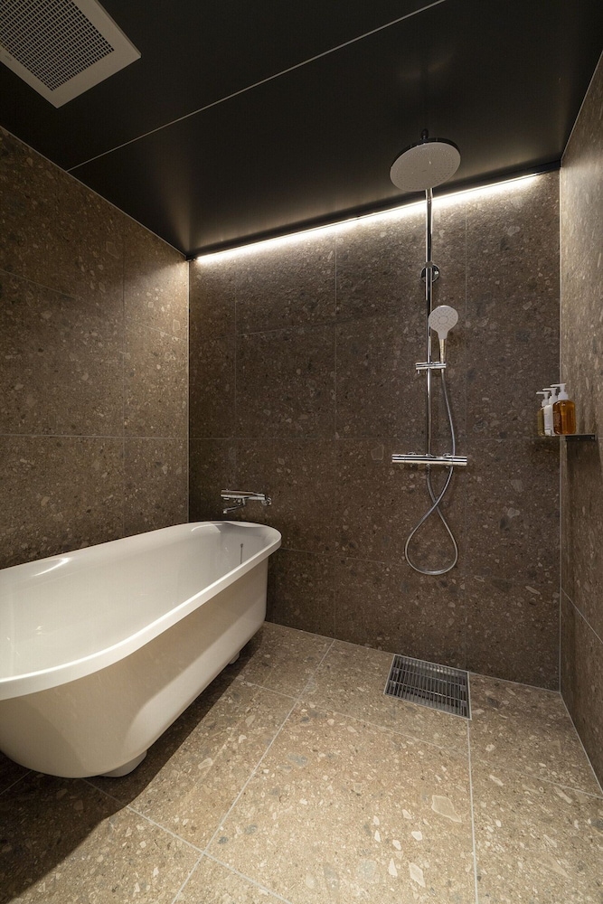 ペントハウスルーム バスルーム1 | Kyoto ITOYA Hotel Mon (京都糸屋ホテル モン)