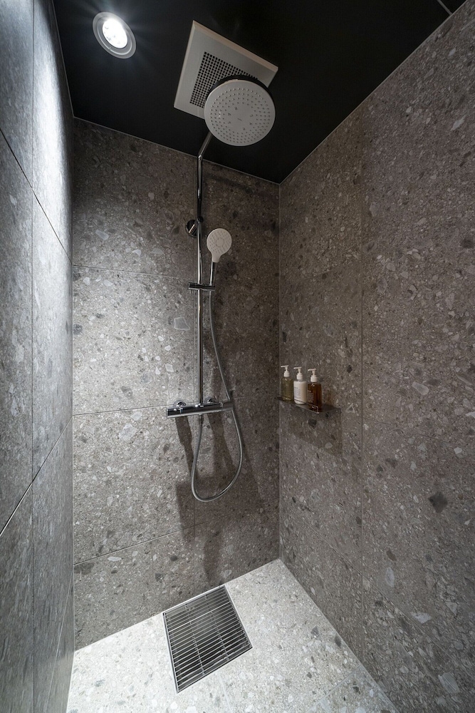 ダブルルーム バスルームのシャワー0 | Kyoto ITOYA Hotel Mon (京都糸屋ホテル モン)