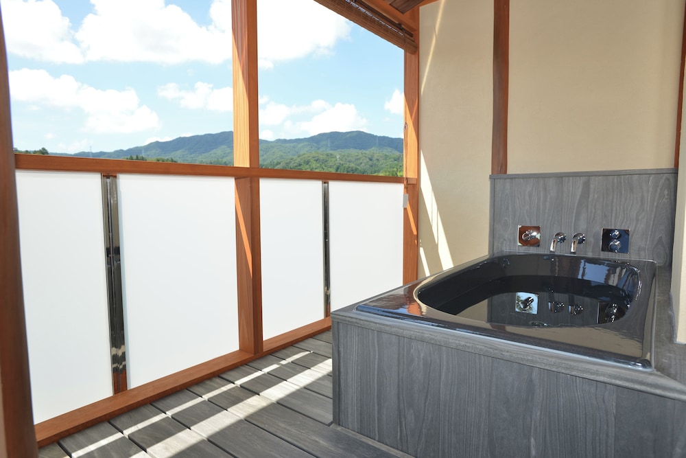 露天風呂付特別室 (90平米)和洋室 禁煙 (3名以上利用時のみ布団を用意) バスルーム0 | 亀嵩温泉 玉峰山荘