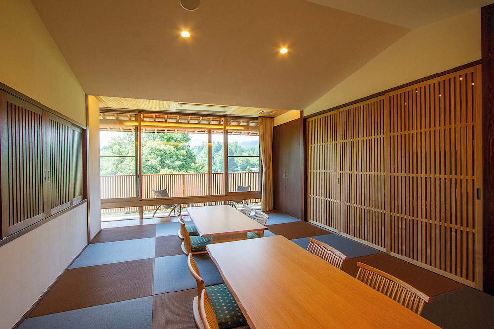 露天風呂付特別室 (90平米)和洋室 禁煙 (3名以上利用時のみ布団を用意) 客室2 | 亀嵩温泉 玉峰山荘