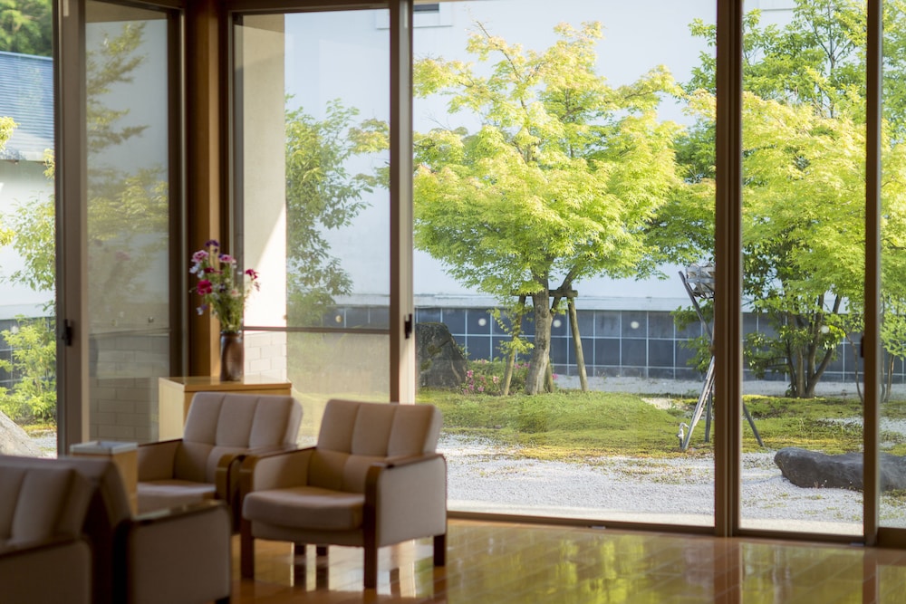 ロビー応接スペース1 | 亀嵩温泉 玉峰山荘