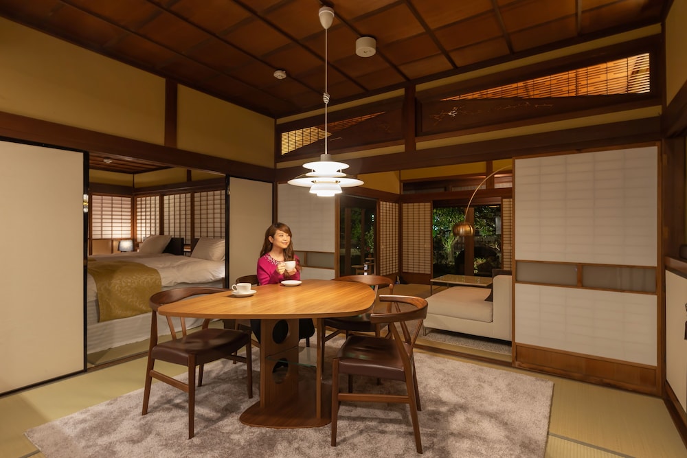 本宅 客室内のダイニングエリア0 | 飯塚邸