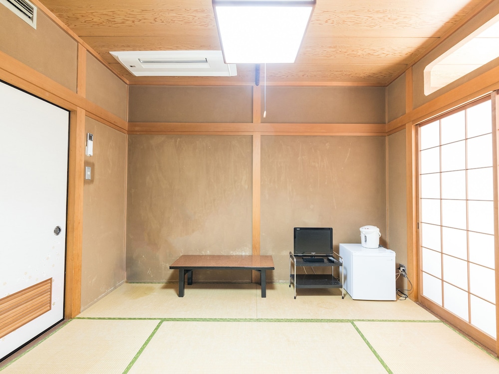 和室 4人部屋 共用バスルーム 禁煙 客室5 | Tabist さもと館 尾張旭