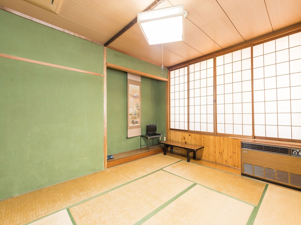 和室 4人部屋 共用バスルーム 禁煙 客室2 | Tabist さもと館 尾張旭