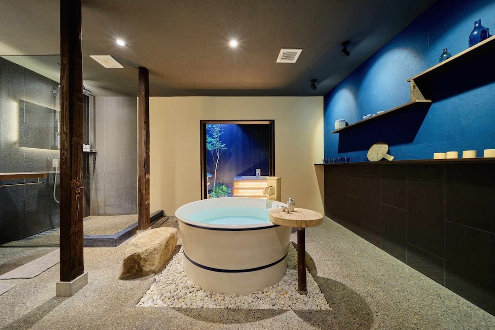 [藍] 2階建て京町家スイート 露天風呂付 禁煙 バスルーム2 | Kyoto Machiya 銭屋町