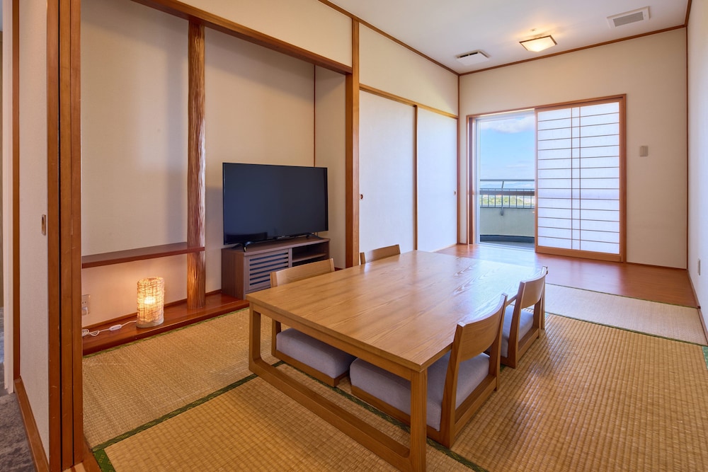 スイート 2 ベッドルーム ガーデンビュー (1 King, 2 Twin, Tatami, Floor 6) 客室3 | ANAクラウンプラザリゾート沖縄うるまヒルズ by IHG