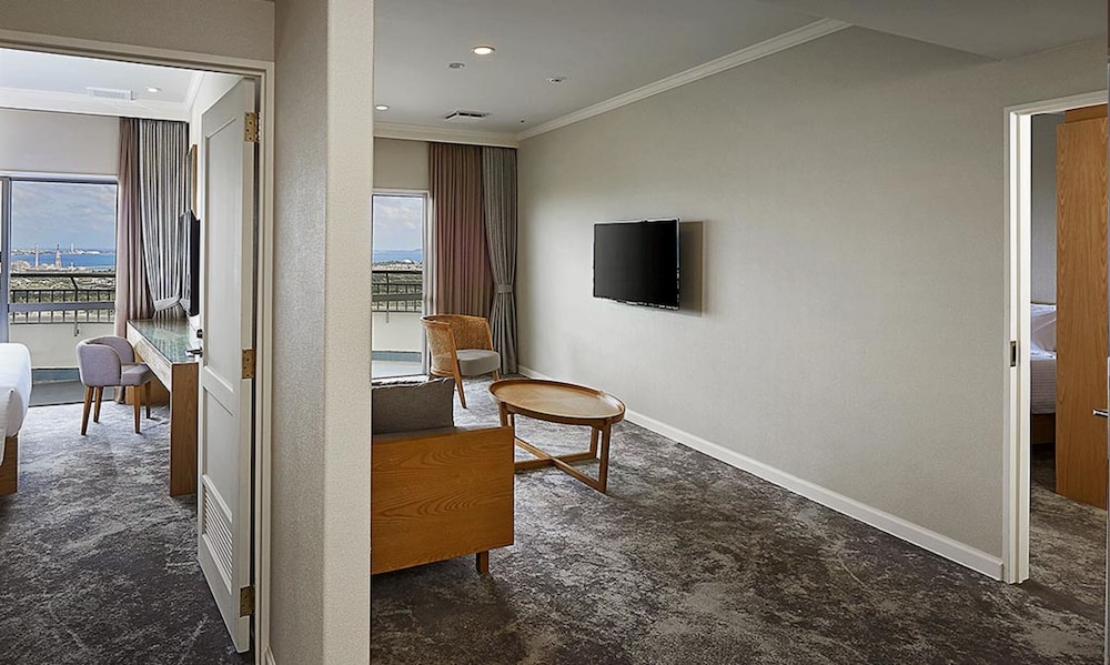 スイート 2 ベッドルーム (Floor 6) リビング エリア0 | ANAクラウンプラザリゾート沖縄うるまヒルズ by IHG