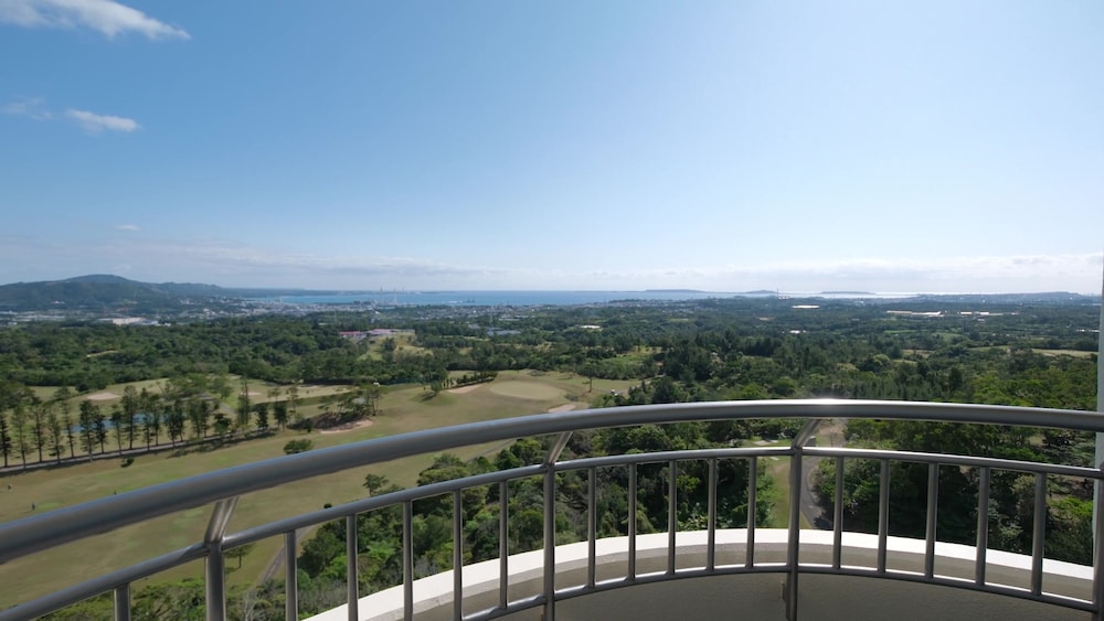 スタンダード ルーム シングルベッド 2 台 (Floors 2-3) バルコニーからの眺望0 | ANAクラウンプラザリゾート沖縄うるまヒルズ by IHG