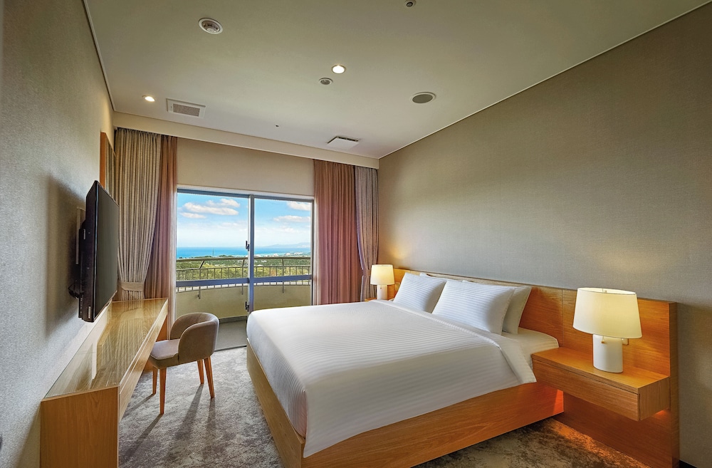 スイート 1 ベッドルーム ガーデンビュー (1 King, Tatami, Floor 6) | ANAクラウンプラザリゾート沖縄うるまヒルズ by IHG