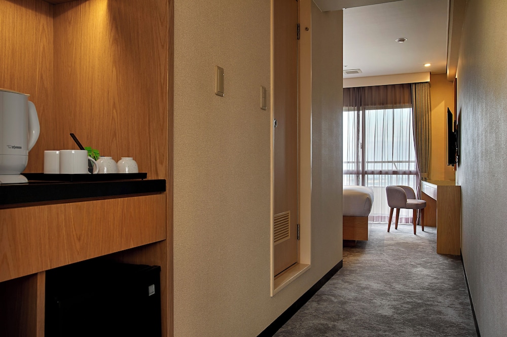 スタンダード ルーム キングベッド 1 台 (Floors 2-3) 客室1 | ANAクラウンプラザリゾート沖縄うるまヒルズ by IHG