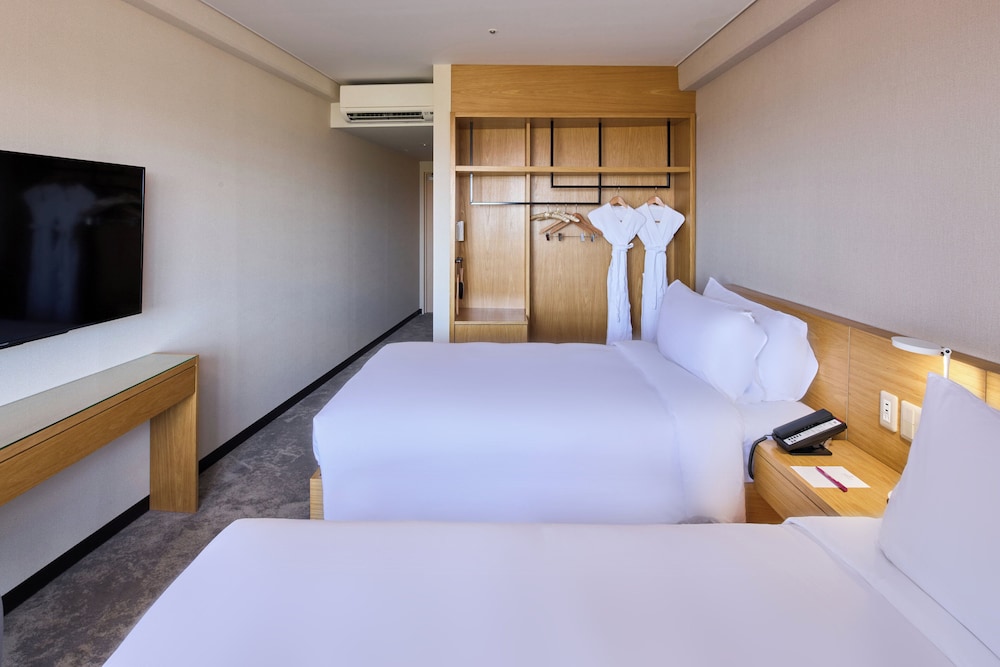 スタンダード ルーム シングルベッド 2 台 (Floors 2-3) | ANAクラウンプラザリゾート沖縄うるまヒルズ by IHG