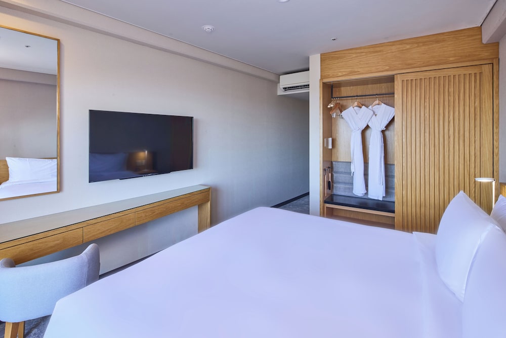 スタンダード ルーム キングベッド 1 台 (Floors 2-3) | ANAクラウンプラザリゾート沖縄うるまヒルズ by IHG