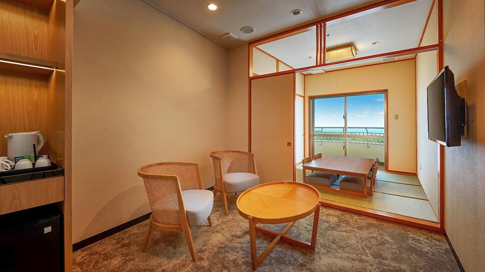 スイート 1 ベッドルーム ガーデンビュー (1 King, Tatami, Floor 6) 客室1 | ANAクラウンプラザリゾート沖縄うるまヒルズ by IHG