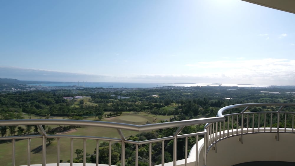 スイート 2 ベッドルーム ガーデンビュー (Floor 6) バルコニーからの眺望0 | ANAクラウンプラザリゾート沖縄うるまヒルズ by IHG