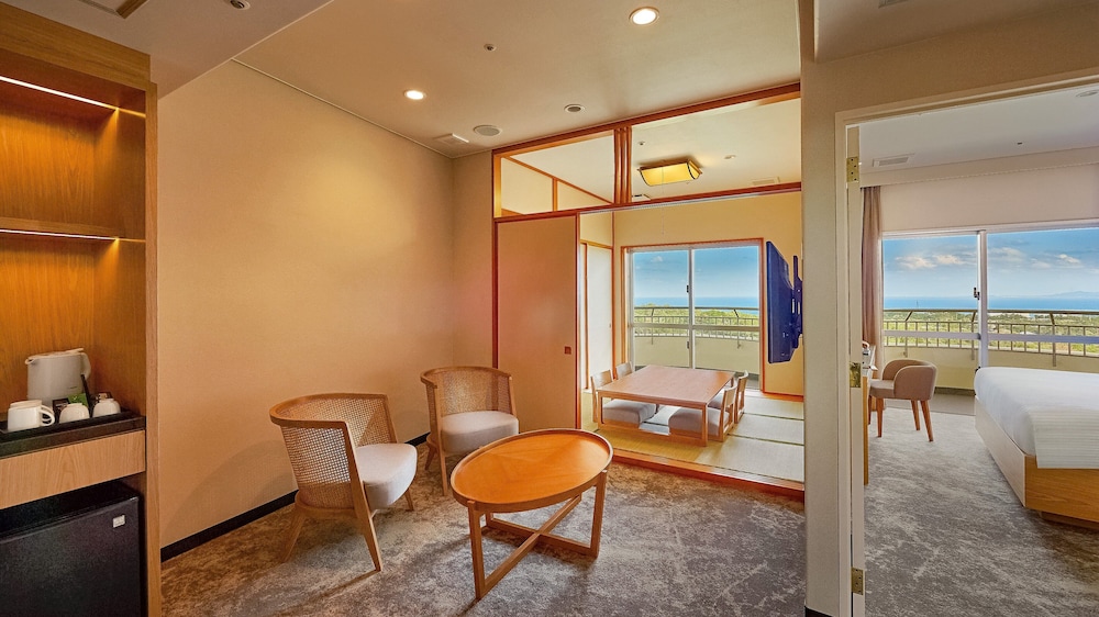 スイート 1 ベッドルーム ガーデンビュー (2 Twin, Tatami, Floor 6) | ANAクラウンプラザリゾート沖縄うるまヒルズ by IHG