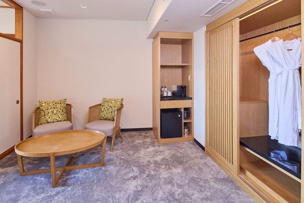 スイート 1 ベッドルーム ガーデンビュー (2 Twin, Tatami, Floor 6) 客室5 | ANAクラウンプラザリゾート沖縄うるまヒルズ by IHG