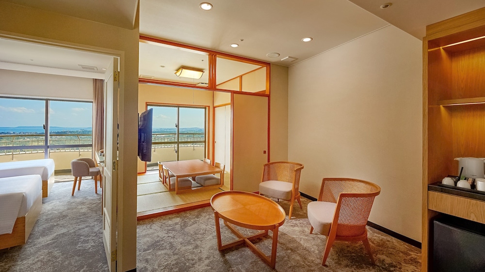 スイート 1 ベッドルーム ガーデンビュー (2 Twin, Tatami, Floor 6) 客室2 | ANAクラウンプラザリゾート沖縄うるまヒルズ by IHG