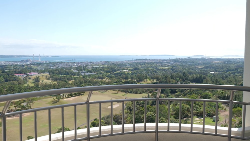 スタンダード ルーム キングベッド 1 台 ガーデンビュー (Floors 4-5) バルコニーからの眺望0 | ANAクラウンプラザリゾート沖縄うるまヒルズ by IHG