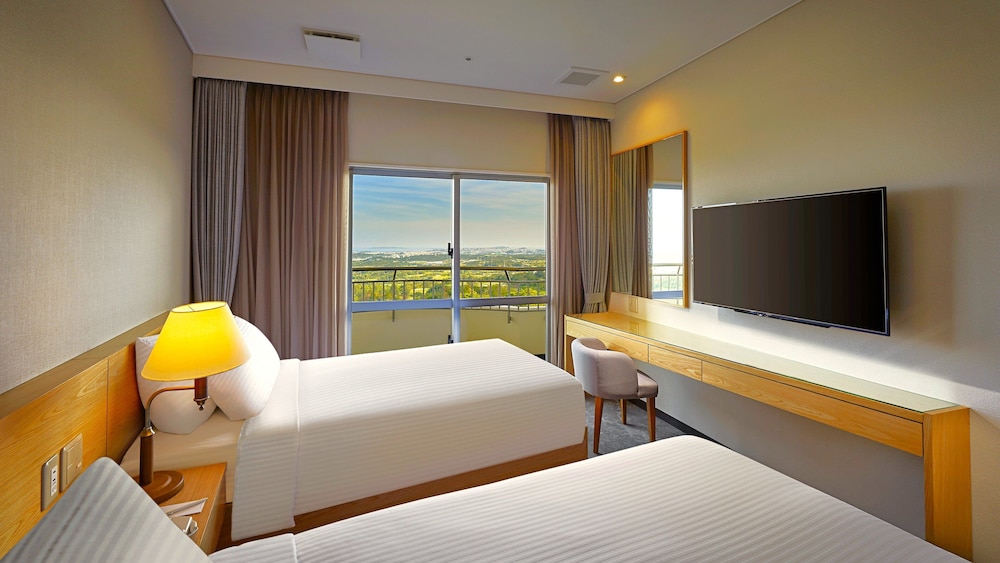 スタンダード ルーム シングルベッド 2 台 (Floors 2-3) 客室1 | ANAクラウンプラザリゾート沖縄うるまヒルズ by IHG