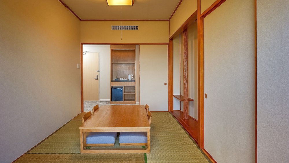 スイート 2 ベッドルーム ガーデンビュー (1 King, 2 Twin, Tatami, Floor 6) 客室1 | ANAクラウンプラザリゾート沖縄うるまヒルズ by IHG