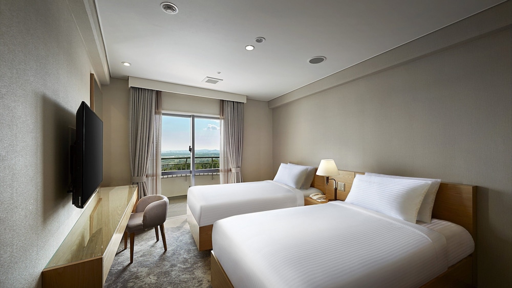 スタンダード ルーム シングルベッド 2 台 ガーデンビュー (Floors 4-5) | ANAクラウンプラザリゾート沖縄うるまヒルズ by IHG