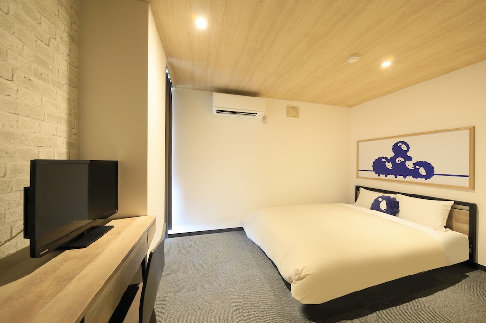 スタンダード ダブルルーム 客室1 | ココテル函館 - ホステル