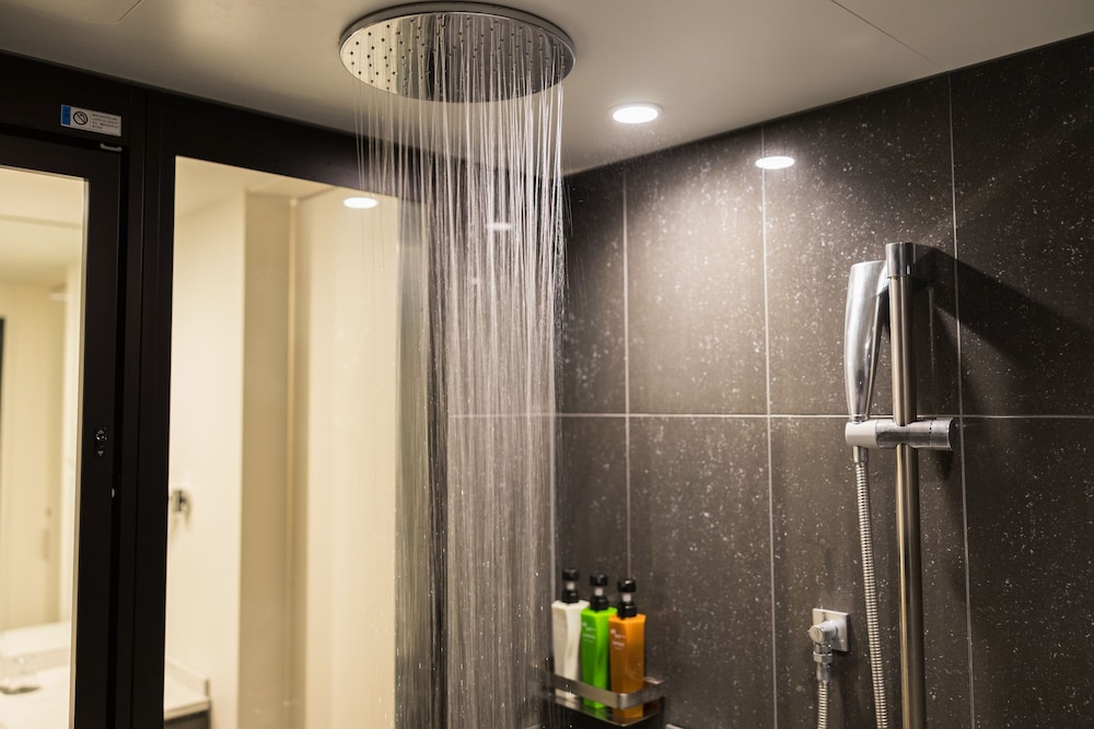 ハイフロアツインルーム,シティビュー, エキストラベッド付,禁煙 バスルームのシャワー0 | ホテルメトロポリタン川崎