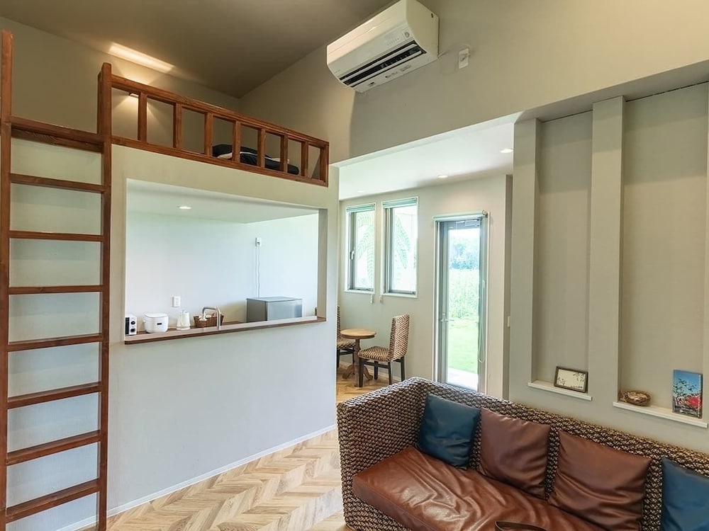 1室貸切 ロフト付き リビング エリア3 | アレーズド・ヴィラ白保