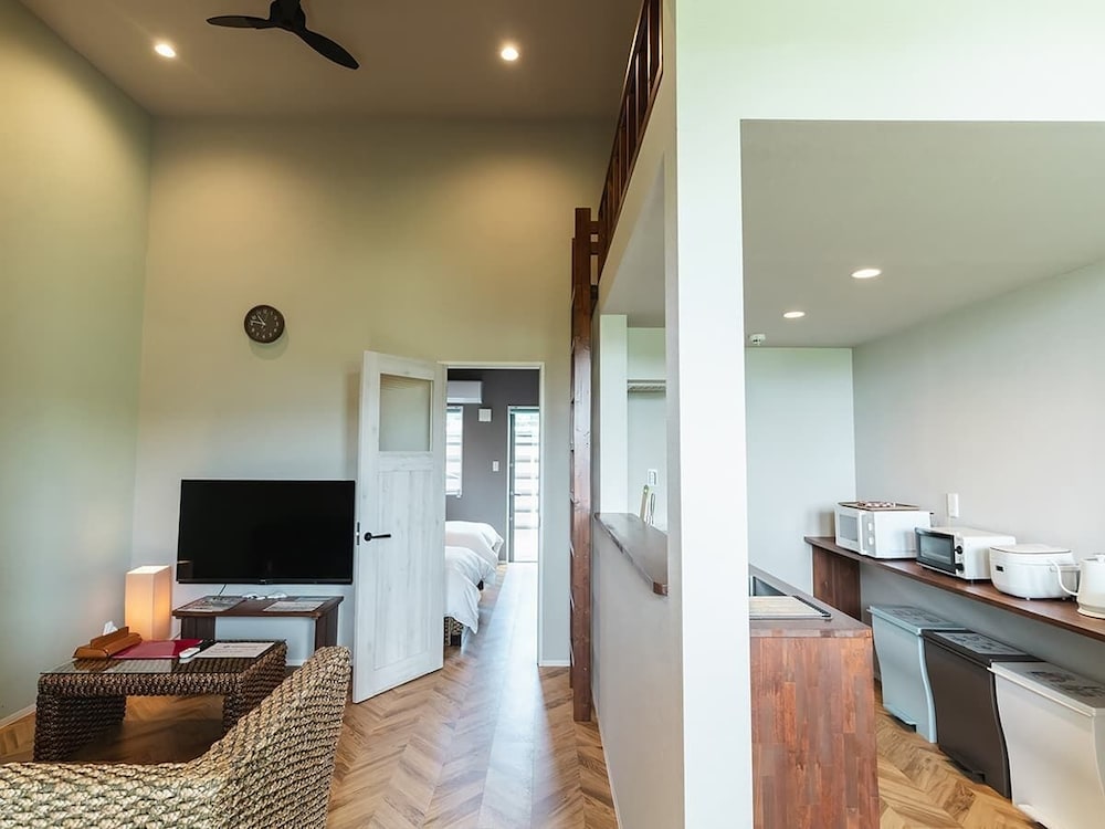 1室貸切 ロフト付き リビング エリア5 | アレーズド・ヴィラ白保