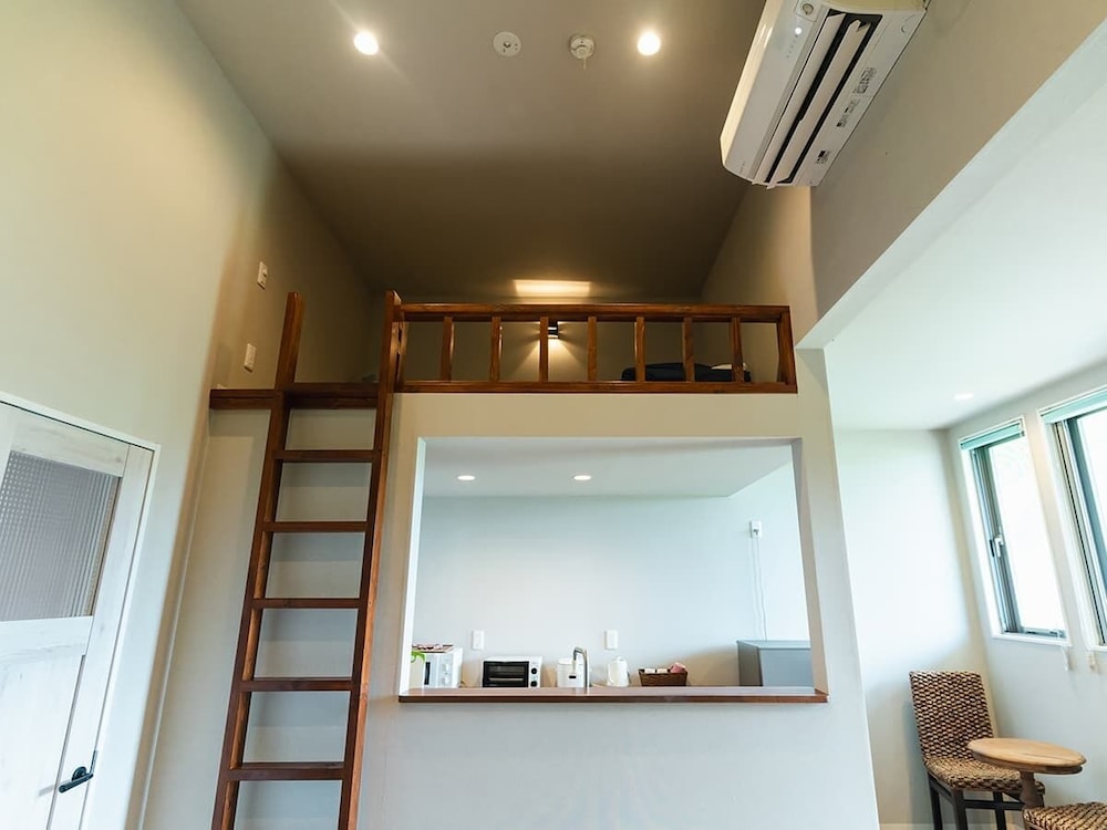 1室貸切 ロフト付き リビング エリア4 | アレーズド・ヴィラ白保