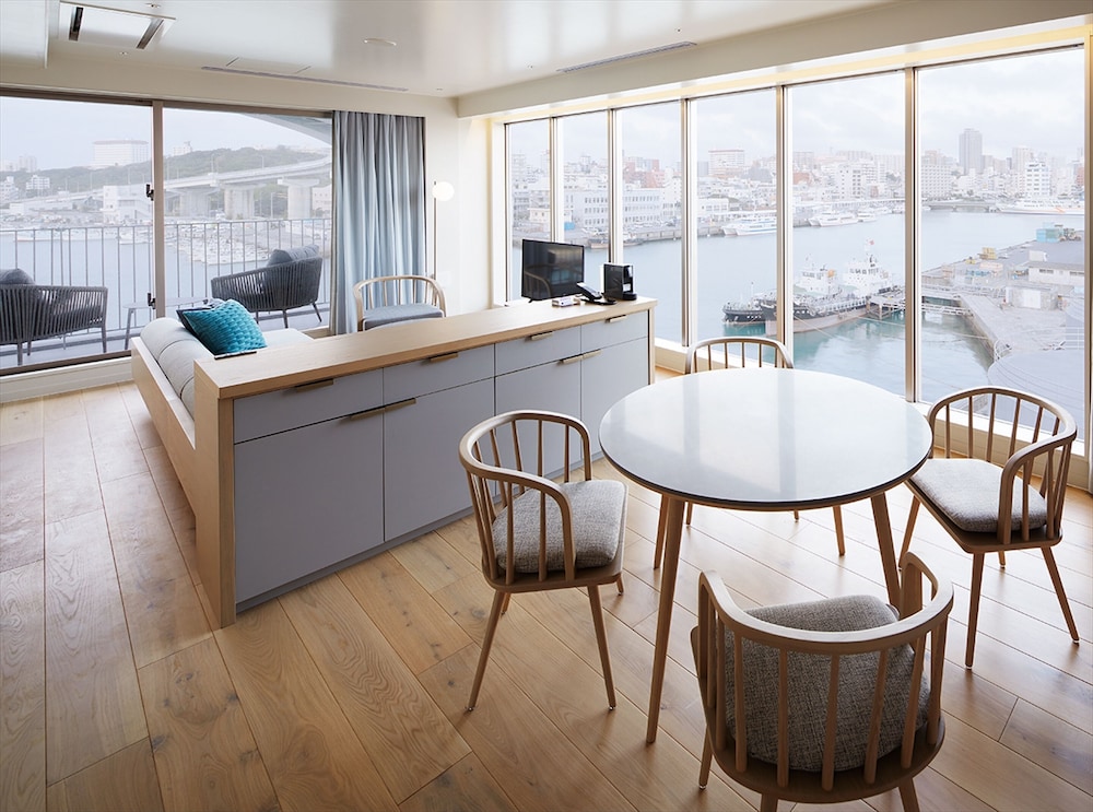 コーナースイート(クイーンベッド1台・ソファベッド2台) 客室0 | ホテル アンテルーム 那覇