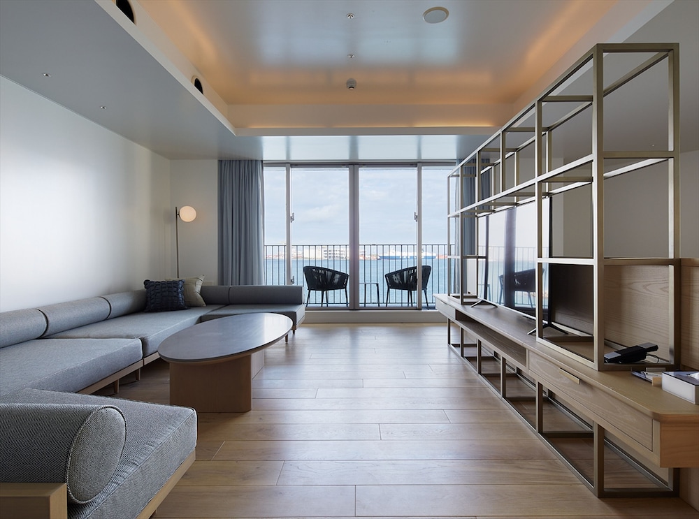 アンテルームスイート（ダブルベッド2台・ソファベッド2台） 部屋からの景観1 | ホテル アンテルーム 那覇