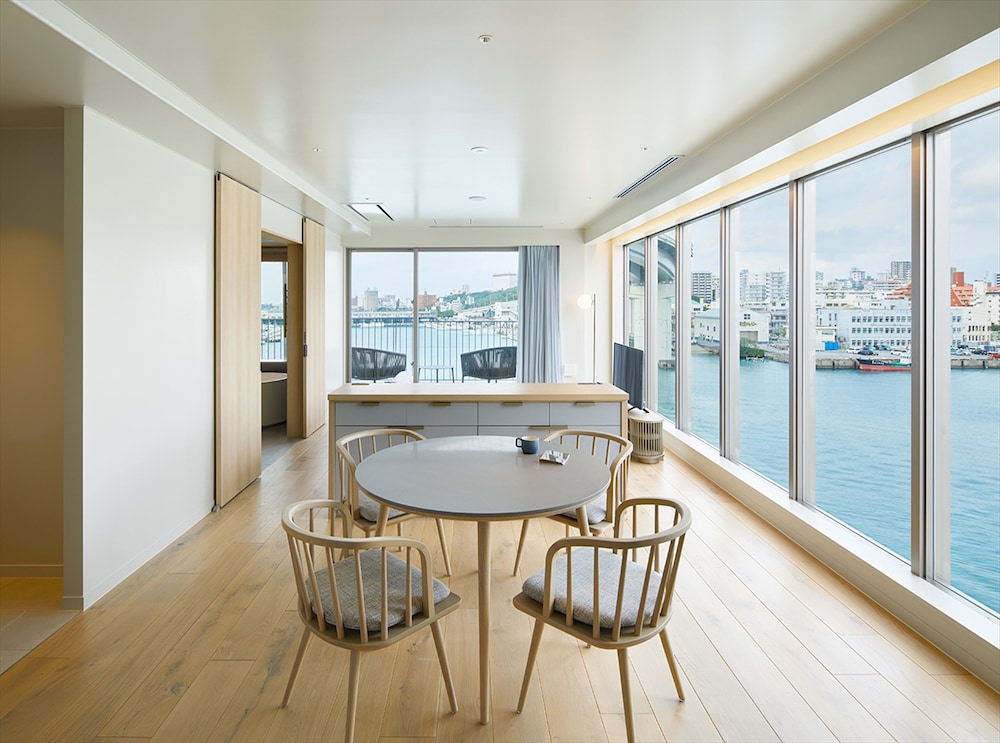 コーナースイート(クイーンベッド1台・ソファベッド2台) リビング エリア1 | ホテル アンテルーム 那覇