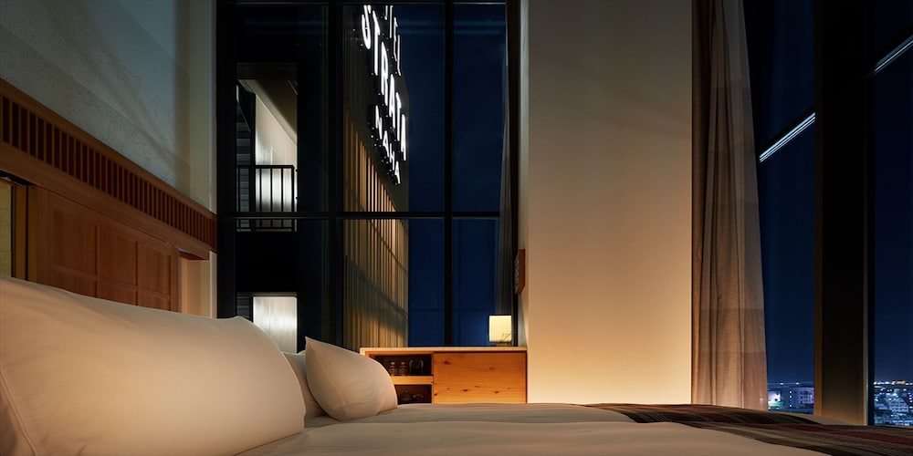 パノラマスイート（角部屋、11階/13階） 客室1 | ホテル ストレータ 那覇