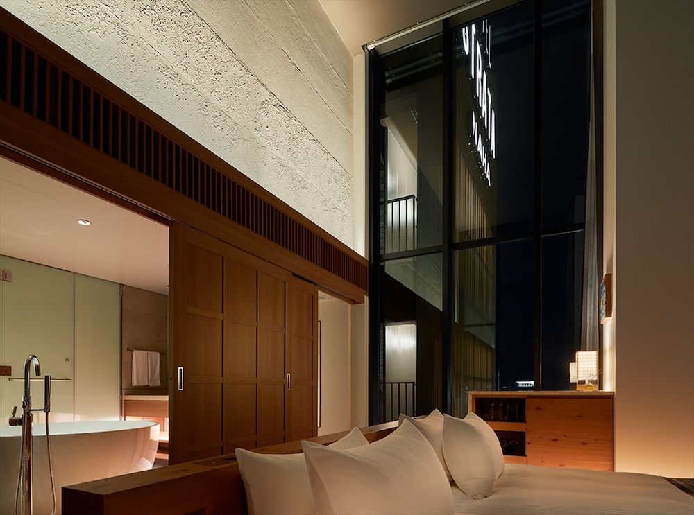 パノラマスイート（角部屋、11階/13階） 客室2 | ホテル ストレータ 那覇